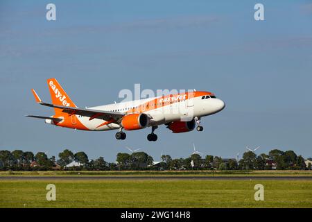 Der easyJet Airbus A320-251N mit Registrierung G-UZHS landet auf der Polderbaan, Amsterdam Schiphol Airport in Vijfhuizen, Gemeinde Haarlemmermeer Stockfoto