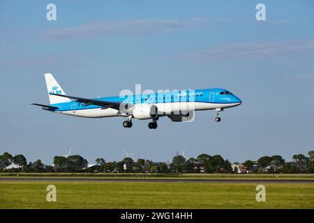 KLM Cityhopper Embraer E195-E2 mit Registrierung PH-NXK landet auf der Polderbaan, Amsterdam Schiphol Airport in Vijfhuizen, Gemeinde von Stockfoto