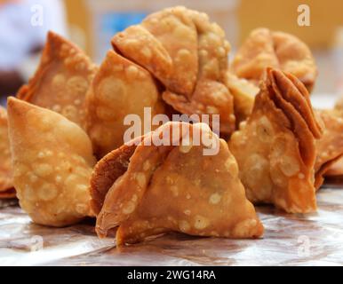 Ein ansprechender Snack von Samosa in einem Haufen Stockfoto