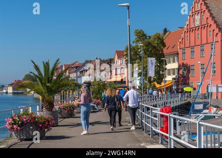 Meersburg am Bodensee, Seepromenade, Steg, Pflanzgefäße, viele Leute, Hausfassaden, Steg, Baden-Württemberg, Deutschland Stockfoto