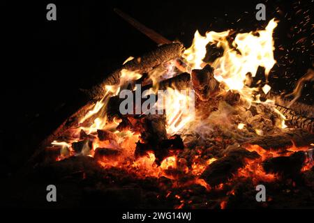 Feuer brennt nachts Lagerfeuer brennt Flammen Stockfoto