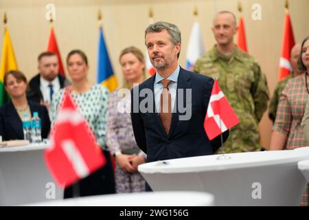 König Frederik X. besucht am Freitag, 2. Februar 2024 das Hauptquartier des multinationalen NATO-Korps in Stettin, Polen. Das Hauptquartier wurde 1999 von den damaligen Verteidigungsministern aus Dänemark, Deutschland und Polen eingerichtet. Während des Besuchs wird der König dänische Mitarbeiter im Hauptquartier treffen. Der König ist vom 30. Januar bis 2. Februar auf der offiziellen Geschäftsförderung in Polen, mit Programmen sowohl in der Hauptstadt Warschau als auch in der Hafenstadt Szczecin. Der Besuch konzentriert sich auf grüne Energie und Landwirtschaft, und die Majestät wird von dem Außenminister, dem Minister für Ernährung und dem Minister für Ernährung begleitet Stockfoto