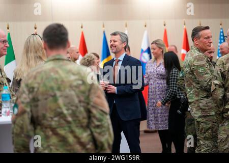 König Frederik X. besucht am Freitag, 2. Februar 2024 das Hauptquartier des multinationalen NATO-Korps in Stettin, Polen. Das Hauptquartier wurde 1999 von den damaligen Verteidigungsministern aus Dänemark, Deutschland und Polen eingerichtet. Während des Besuchs wird der König dänische Mitarbeiter im Hauptquartier treffen. Der König ist vom 30. Januar bis 2. Februar auf der offiziellen Geschäftsförderung in Polen, mit Programmen sowohl in der Hauptstadt Warschau als auch in der Hafenstadt Szczecin. Der Besuch konzentriert sich auf grüne Energie und Landwirtschaft, und die Majestät wird von dem Außenminister, dem Minister für Ernährung und dem Minister für Ernährung begleitet Stockfoto