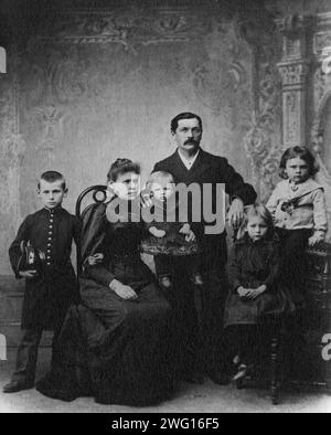 Briner Julij Iwanowitsch mit seiner Frau Natalja Yosifowna Kurkutova, Söhne Leonid, Felix, Boris und Tochter Margarita, 1892. Das hier gezeigte Foto stammt aus einer Sammlung von 82 Fotos aus dem Archiv von Yul Brynner (1920-85), dem berühmten Hollywood-Schauspieler, Oscar-Gewinner und gebürtigen Wladiwostok, aufbewahrt im V.K. Arseniev Primorsky Regional Unified Museum in Wladiwostok. YUL Brynner, dessen richtiger Name Iulii Borissowitsch Briner war der Enkel des Wladiwostok Geschäftsmannes und Persönlichkeit der Wladiwostok um die Wende vom 19. Zum 20. Jahrhundert Iulii Iwanowitsch Briner (1849–1920), der Eigentümer des Unternehmens Stockfoto