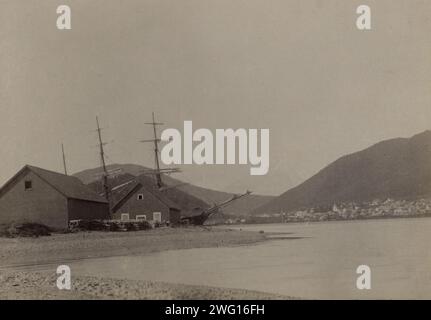 Das Lager der amerikanischen Kompanie auf Cape Signal, 1889. Aus einer Sammlung bestehend aus einem Album und Einzelfotos, die die arktische Reise 1889 des Clipper-Schiffes Razboinik (Pirate) und den Bau der Siedlung Novo-Mariinskii (heute Anadyr') am Beringmeer im Nordosten Russlands dokumentieren. Die einzigartige Bindung, das Erwerbsdatum und die Inventarnummer des Albums deuten darauf hin, dass es zur Fotosammlung Kaiser Nikolaus II. Gehörte Das Album enthält Fotos der lokalen Tschuktschi und Ansichten des Hafens Petropavlovsk, des Dorfes Nikol'skoe auf Beri Stockfoto