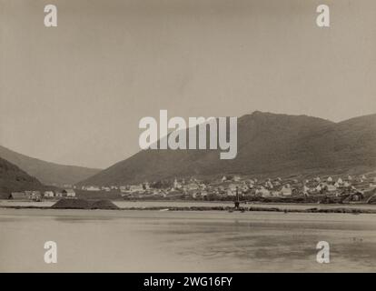 Allgemeine Ansicht von Petropavlovsk, 1889. Aus einer Sammlung bestehend aus einem Album und Einzelfotos, die die arktische Reise 1889 des Clipper-Schiffes Razboinik (Pirate) und den Bau der Siedlung Novo-Mariinskii (heute Anadyr') am Beringmeer im Nordosten Russlands dokumentieren. Die einzigartige Bindung, das Erwerbsdatum und die Inventarnummer des Albums deuten darauf hin, dass es zur Fotosammlung Kaiser Nikolaus II. Gehörte Das Album enthält Fotos von den lokalen Tschuktschi und Ansichten des Hafens Petropavlovsk, des Dorfes Nikol'skoe auf der Beringinsel und Stockfoto