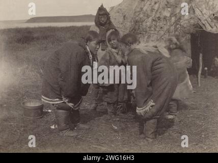 Chukchi-Tanz, 1889. Aus einer Sammlung bestehend aus einem Album und Einzelfotos, die die arktische Reise 1889 des Clipper-Schiffes Razboinik (Pirate) und den Bau der Siedlung Novo-Mariinskii (heute Anadyr') am Beringmeer im Nordosten Russlands dokumentieren. Die einzigartige Bindung, das Erwerbsdatum und die Inventarnummer des Albums deuten darauf hin, dass es zur Fotosammlung Kaiser Nikolaus II. Gehörte Das Album enthält Fotos von den lokalen Tschukchi und Ansichten des Hafens Petropavlovsk, des Dorfes Nikol'skoe auf der Beringinsel und Novo-Mariinskii Stockfoto