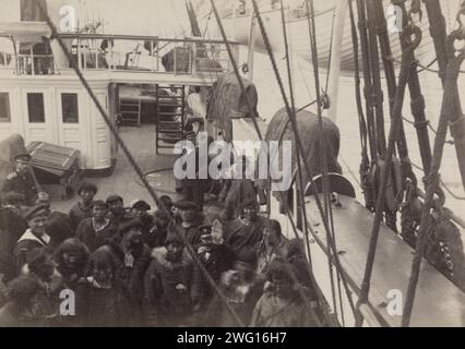 Chukchi an Bord eines Clipper Ship, 1889. Aus einer Sammlung bestehend aus einem Album und Einzelfotos, die die arktische Reise 1889 des Clipper-Schiffes Razboinik (Pirate) und den Bau der Siedlung Novo-Mariinskii (heute Anadyr') am Beringmeer im Nordosten Russlands dokumentieren. Die einzigartige Bindung, das Erwerbsdatum und die Inventarnummer des Albums deuten darauf hin, dass es zur Fotosammlung Kaiser Nikolaus II. Gehörte Das Album enthält Fotos von den lokalen Tschuktschi und Ansichten des Hafens Petropavlovsk, des Dorfes Nikol'skoe auf der Beringinsel und Stockfoto