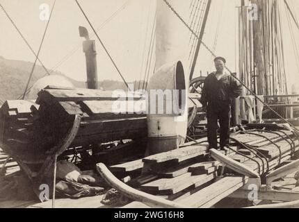 Bauholz für die Anadyr-Expedition auf dem Booms Deck, 1889. Aus einer Sammlung bestehend aus einem Album und Einzelfotos, die die arktische Reise 1889 des Clipper-Schiffes Razboinik (Pirate) und den Bau der Siedlung Novo-Mariinskii (heute Anadyr') am Beringmeer im Nordosten Russlands dokumentieren. Die einzigartige Bindung, das Erwerbsdatum und die Inventarnummer des Albums deuten darauf hin, dass es zur Fotosammlung Kaiser Nikolaus II. Gehörte Das Album enthält Fotos der lokalen Tschuktschi und Ansichten des Hafens Petropavlovsk, des Dorfes Nikol'skoe Stockfoto