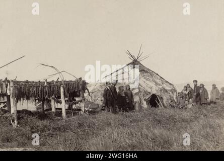 Chukchi Jurte und Fischhärten, 1889. Aus einer Sammlung bestehend aus einem Album und Einzelfotos, die die arktische Reise 1889 des Clipper-Schiffes Razboinik (Pirate) und den Bau der Siedlung Novo-Mariinskii (heute Anadyr') am Beringmeer im Nordosten Russlands dokumentieren. Die einzigartige Bindung, das Erwerbsdatum und die Inventarnummer des Albums deuten darauf hin, dass es zur Fotosammlung Kaiser Nikolaus II. Gehörte Das Album enthält Fotos von den lokalen Tschuktschi und Ansichten des Hafens Petropavlovsk, des Dorfes Nikol'skoe auf der Beringinsel und Stockfoto