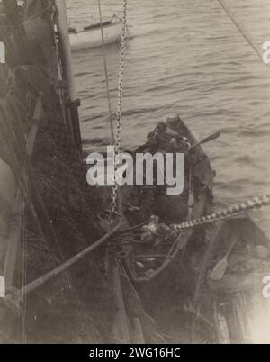 Chukchi-Boot neben einem Clipper-Schiff, 1889. Aus einer Sammlung bestehend aus einem Album und Einzelfotos, die die arktische Reise 1889 des Clipper-Schiffes Razboinik (Pirate) und den Bau der Siedlung Novo-Mariinskii (heute Anadyr') am Beringmeer im Nordosten Russlands dokumentieren. Die einzigartige Bindung, das Erwerbsdatum und die Inventarnummer des Albums deuten darauf hin, dass es zur Fotosammlung Kaiser Nikolaus II. Gehörte Das Album enthält Fotos der lokalen Tschuktschi und Ansichten des Hafens Petropavlovsk, des Dorfes Nikol'skoe auf der Bering-Insel Stockfoto