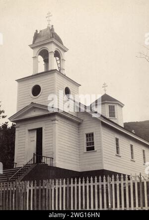 Eine Kirche in Petropavlovsk, 1889. Aus einer Sammlung bestehend aus einem Album und Einzelfotos, die die arktische Reise 1889 des Clipper-Schiffes Razboinik (Pirate) und den Bau der Siedlung Novo-Mariinskii (heute Anadyr') am Beringmeer im Nordosten Russlands dokumentieren. Die einzigartige Bindung, das Erwerbsdatum und die Inventarnummer des Albums deuten darauf hin, dass es zur Fotosammlung Kaiser Nikolaus II. Gehörte Das Album enthält Fotos von den lokalen Tschukchi und Ansichten des Hafens Petropavlovsk, des Dorfes Nikol'skoe auf der Beringinsel und Nov Stockfoto