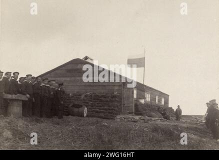 Segen eines Hauses, 22. Juli 1889. Aus einer Sammlung bestehend aus einem Album und Einzelfotos, die die arktische Reise 1889 des Clipper-Schiffes Razboinik (Pirate) und den Bau der Siedlung Novo-Mariinskii (heute Anadyr') am Beringmeer im Nordosten Russlands dokumentieren. Die einzigartige Bindung, das Erwerbsdatum und die Inventarnummer des Albums deuten darauf hin, dass es zur Fotosammlung Kaiser Nikolaus II. Gehörte Das Album enthält Fotos von den lokalen Tschuktschi und Ansichten des Hafens Petropavlovsk, des Dorfes Nikol'skoe auf der Beringinsel und Stockfoto