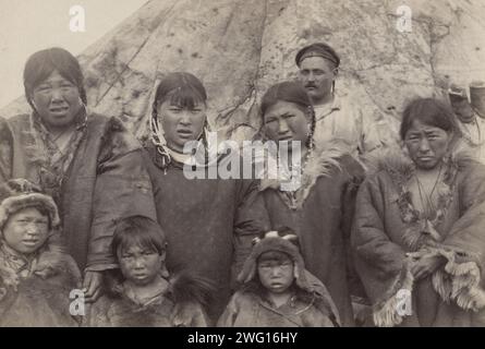 Chukchi Frauen und Kinder, 1889. Aus einer Sammlung bestehend aus einem Album und Einzelfotos, die die arktische Reise 1889 des Clipper-Schiffes Razboinik (Pirate) und den Bau der Siedlung Novo-Mariinskii (heute Anadyr') am Beringmeer im Nordosten Russlands dokumentieren. Die einzigartige Bindung, das Erwerbsdatum und die Inventarnummer des Albums deuten darauf hin, dass es zur Fotosammlung Kaiser Nikolaus II. Gehörte Das Album enthält Fotos von den lokalen Tschukchi und Ansichten des Hafens Petropavlovsk, des Dorfes Nikol'skoe auf der Beringinsel und des No Stockfoto