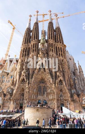 Touristen und Menschen, die die Kathedrale La Sagrada Familia von Antonio Gaudi bewundern. Barcelona, Spanien. 2017 Stockfoto