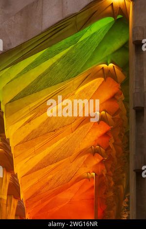 Die Farben der Buntglasfenster spiegeln das Innere der Kathedrale La Sagrada Familia von Antonio Gaudi wider. Barcelona, Spanien. 2017 Stockfoto