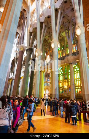 Touristen in der Kathedrale La Sagrada Familia von Antonio Gaudi. Barcelona, Spanien. 2017 Stockfoto