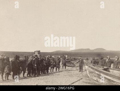 Transport von Fracht entlang der Küste, 1889. Aus einer Sammlung bestehend aus einem Album und Einzelfotos, die die arktische Reise 1889 des Clipper-Schiffes Razboinik (Pirate) und den Bau der Siedlung Novo-Mariinskii (heute Anadyr') am Beringmeer im Nordosten Russlands dokumentieren. Die einzigartige Bindung, das Erwerbsdatum und die Inventarnummer des Albums deuten darauf hin, dass es zur Fotosammlung Kaiser Nikolaus II. Gehörte Das Album enthält Fotos der lokalen Tschuktschi und Ansichten des Hafens Petropavlovsk, des Dorfes Nikol'skoe auf der Bering-Insel Stockfoto