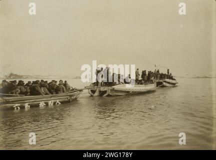 Dampfstart mit sechs überfüllten Booten lädt Soldaten zur Landung, Chemulpo, 1904. Stockfoto