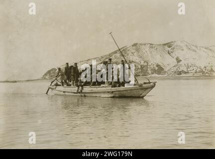 Ein Trupp von Säfern und Bergleuten, die in einem Sampan in Chemulpo an Land kommen, 1904. Stockfoto