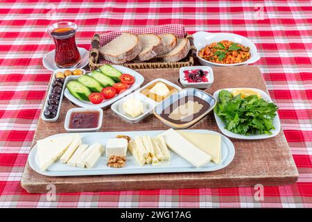 Türkische Küche Frühstücksteller. Traditionelles, köstliches türkisches Frühstück, Foto des Essenskonzepts. Reichhaltige Auswahl an Käse, Tomaten, Gurken, Ei, Marmelade auf Wo Stockfoto