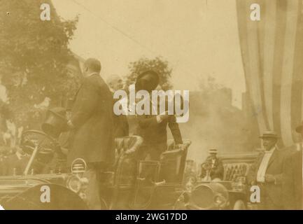 Russen verlassen Portsmouth, 1905. Baron Rosen und Graf Witte schwenkten mit ihren Hüten, während sie hinter einem Auto standen. Der US-Geheimdienstagent Albert Gallaher steht ganz rechts mit hellem Hut. Stockfoto