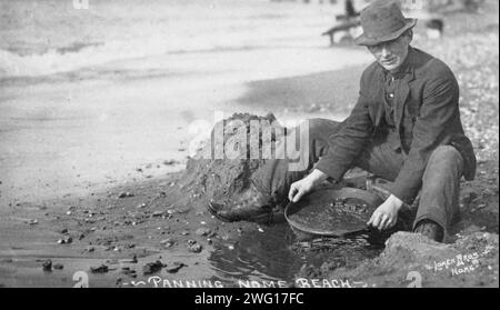 Mann, der Gold auf Nome Beach wirft, zwischen 1900 und 1930. Stockfoto