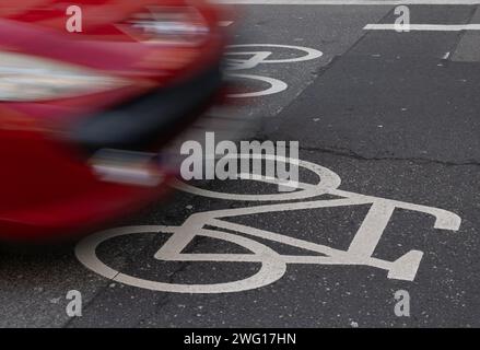 PRODUKTION - 29. Januar 2024, Hessen, Frankfurt/Main: Ein Radweg in Frankfurt. Jeden Monat werden Tausende von privaten Anzeigen in Frankfurt geschaltet, um zu verhindern, dass Menschen auf Radwegen parken. Foto: Boris Roessler/dpa Stockfoto