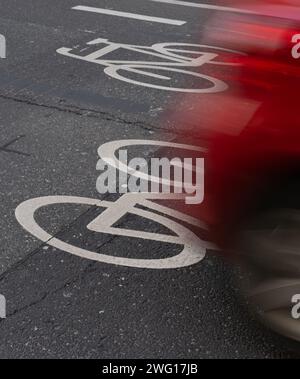 PRODUKTION - 29. Januar 2024, Hessen, Frankfurt/Main: Ein Radweg in Frankfurt. Jeden Monat werden Tausende von privaten Anzeigen in Frankfurt geschaltet, um zu verhindern, dass Menschen auf Radwegen parken. Foto: Boris Roessler/dpa Stockfoto