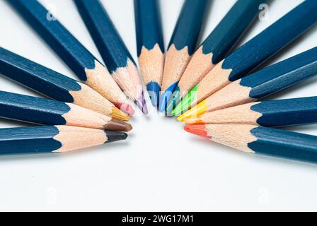 Aquarellstifte. Farbige Stifte auf weißem Hintergrund. Stockfoto