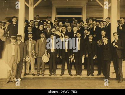 Japanische, russische, französische, deutsche, amerikanische und englische Zeitungskorrespondenten in Portsmouth, 1905. Reporter auf Baustufen während der Friedenskonferenz in Portsmouth. Stockfoto