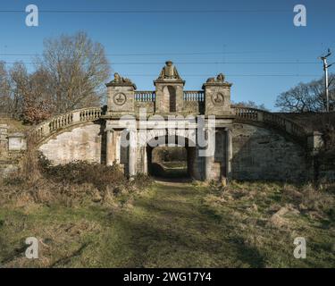 Kunstvolle Eisenbahnbrücke an der britischen Westküste, Staffordshire, Großbritannien. Stockfoto