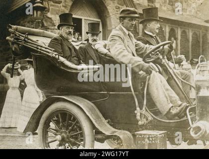 Russische Gesandte Serge Witte und Baron de Rosen in einem Auto, 1905. Stockfoto