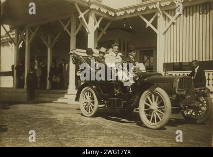 Komura und Takahira verlassen das Wentworth Hotel zur Friedenskonferenz, 1905. Stockfoto