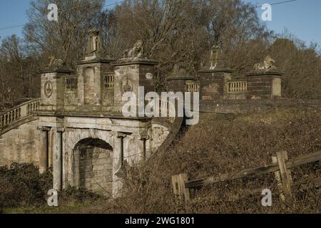 Kunstvolle Eisenbahnbrücke an der britischen Westküste, Staffordshire, Großbritannien. Stockfoto