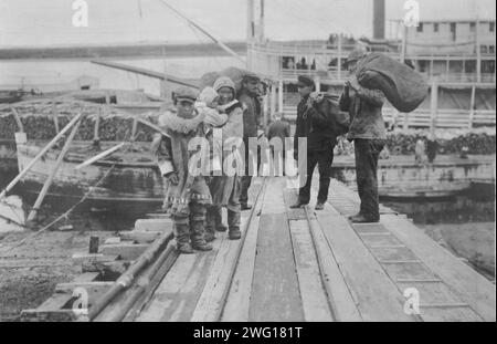 Eskimos auf einem Dock, zwischen 1900 und 1916. Stockfoto