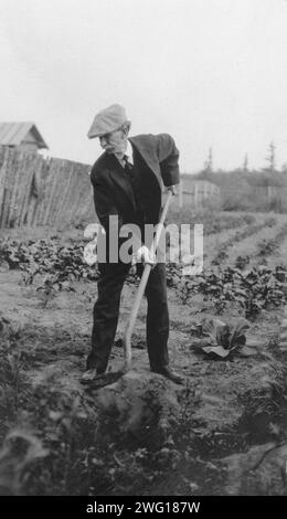 Frank G. Carpenter in einem Garten, zwischen 1900 und 1916. Stockfoto