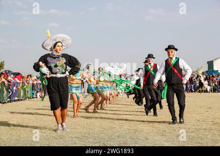 Atltepeilhuitl Cultural Festival als Teil des Karnevals von Tlaxcala 28. Januar 2024, Papalotla, Tlaxcala de Xicotencatl, Mexiko: Das siebzehnte Atltepeilhuitl Kulturfestival fand statt, ein Festival vorspanischer Herkunft und Festival der Bittgabe des Wassers an den Gott des Hügels, an dem mehrere Gemeinden mit ihren jeweiligen Tänzen teilnahmen. Diese traditionelle Feier beginnt am 12. Februar und endet am 13. Februar auf dem Cerro de la Luna. Papalotla Tlaxcala Mexiko Copyright: XEssenexHernandezxxEyepixxGroupx Stockfoto