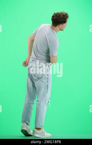 Ein Mann, voller Länge, auf grünem Hintergrund Stockfoto