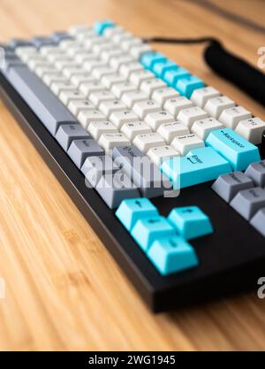 Eine mechanische Tastatur auf einem Holztisch. Stockfoto