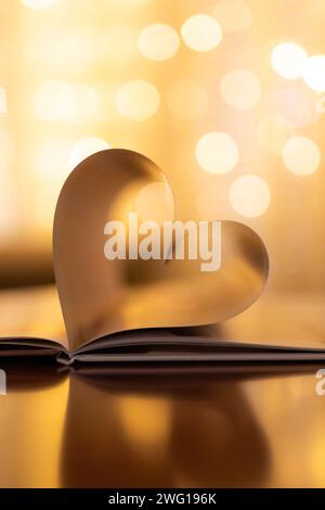 Nahaufnahme Love Valenstines Day Pair Design. Perfekte Herzform Buchseiten romantisch. Ein Kopierraum im Vintage-Stil beleuchtet Reflexionen. Wunderschöner Februar Stockfoto