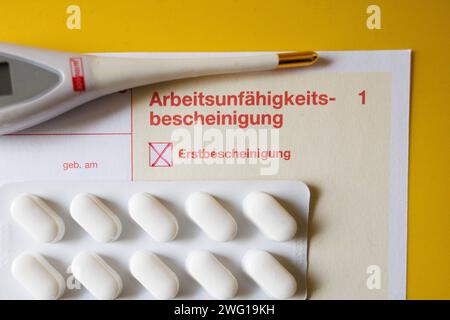 Arbeitsunfähigkeitsbescheinigung Symbolbilder eine Nahaufnahme einer Arbeitsunfähigkeitsbescheinigung am 02.02.24 in Düsseldorf visualisiert den Trend, dass immer mehr Menschen aufgrund von Krankheit arbeitsunfähig sind. * Eine Nahaufnahme einer Arbeitsunfähigkeitsbescheinigung vom 02. Februar 2024 in Düsseldorf zeigt den Trend, dass immer mehr Menschen krankheitsbedingt arbeitsunfähig sind. Düsseldorf Nordrhein-Westfalen Deutschland Copyright: XMaikxMeyerx Stockfoto