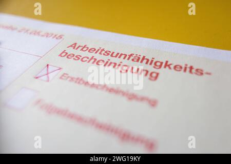 Arbeitsunfähigkeitsbescheinigung Symbolbilder eine Nahaufnahme einer Arbeitsunfähigkeitsbescheinigung am 02.02.24 in Düsseldorf visualisiert den Trend, dass immer mehr Menschen aufgrund von Krankheit arbeitsunfähig sind. * Eine Nahaufnahme einer Arbeitsunfähigkeitsbescheinigung vom 02. Februar 2024 in Düsseldorf zeigt den Trend, dass immer mehr Menschen krankheitsbedingt arbeitsunfähig sind. Düsseldorf Nordrhein-Westfalen Deutschland Copyright: XMaikxMeyerx Stockfoto