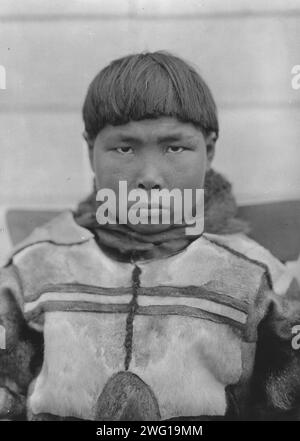 Ein Alaska Eskimo Junge, zwischen 1900 und 1930. Stockfoto