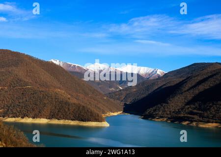 Georgische Berge Ende Herbst. Wunderschöner Blick auf den blauen See und die schneebedeckten Gipfel. Heller, sonniger Tag auf Reisen Stockfoto
