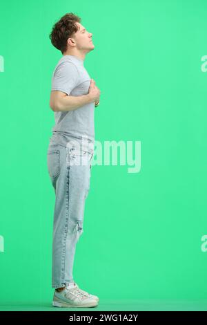 Ein Mann, voller Länge, auf grünem Hintergrund Stockfoto