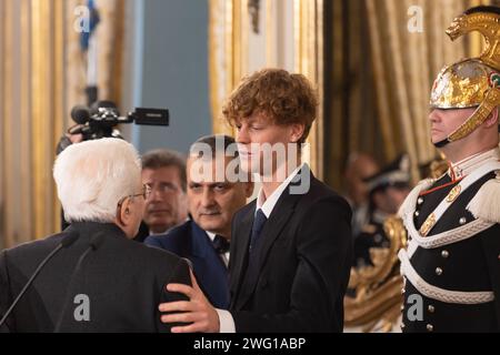 Rom, Italien. Februar 2024. Der italienische Tennisspieler Jannik Sinner mit dem Präsidenten der Italienischen Republik Sergio Mattarella im Quirinale Palace (Foto: Matteo Nardone/Pacific Press) Credit: Pacific Press Media Production Corp./Alamy Live News Stockfoto