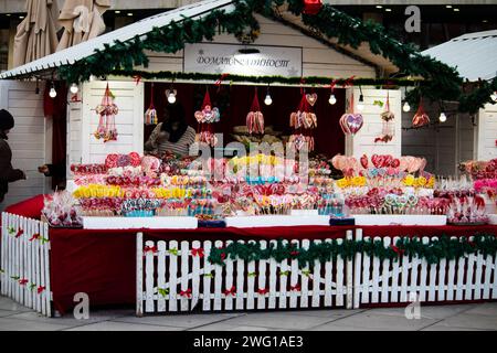 Farbenfroher und attraktiver Süßigkeiten-Shop voller Süßigkeiten, Lutscher, Kuchen, Gummigummis, während der Winterferien, Neujahr und Weihnachtszeit Stockfoto