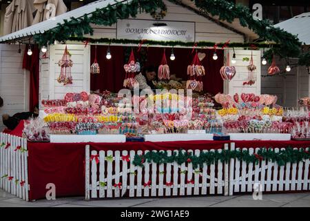 Farbenfroher und attraktiver Süßigkeiten-Shop voller Süßigkeiten, Lutscher, Kuchen, Gummigummis, während der Winterferien, Neujahr und Weihnachtszeit Stockfoto