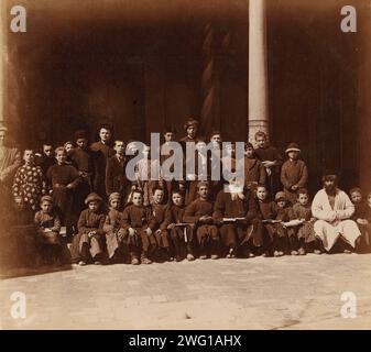 Jüdische Schulkinder mit einem Lehrer Samarkand zwischen 1905 und 1915. Im Album: Ansichten in Zentralasien, Russisches Reich. Stockfoto